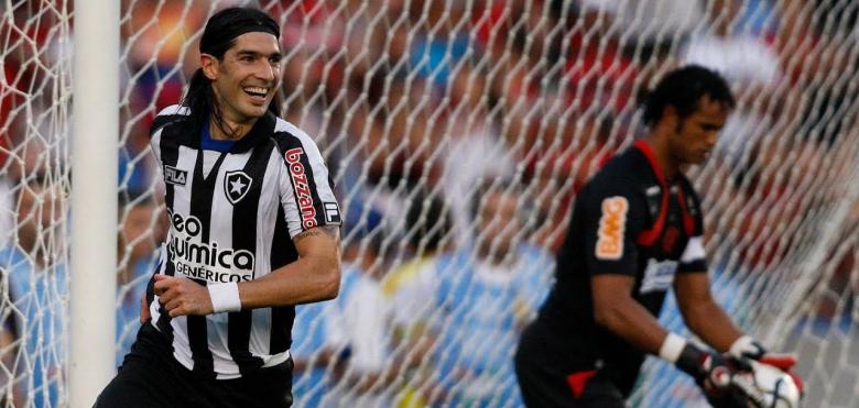 Loco Abreu foi 'o cara' do Botafogo campeão carioca de 2010 - Foto: Reprodução / YouTube Loco Abreu foi 'o cara' do Botafogo campeão carioca de 2010 - Foto: Reprodução / YouTube