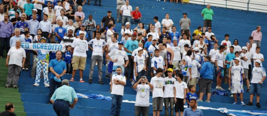 Torcida também na expectativa. (Foto: Fabrício Cortinove / Santo André)