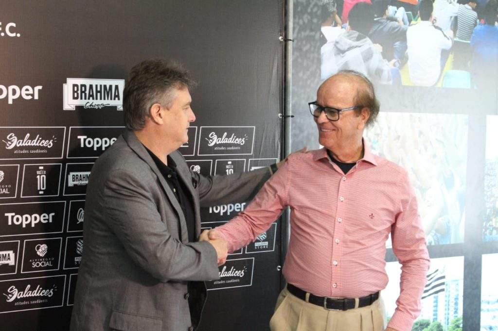 Técnico campeão da Libertadores burla quarentena e passeia pela praia no Rio