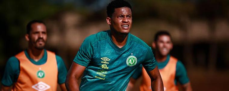 Zagueiro da Chapecoense revela estranheza em ficar em casa e prega paciência
