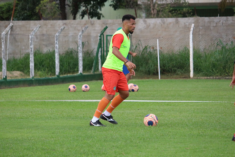 Empresário adota otimismo em renovação de zagueiro com o Guarani