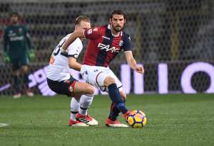 Jogadores do Bologna fazem ligação surpresa para fãs que estão sozinhos em casa