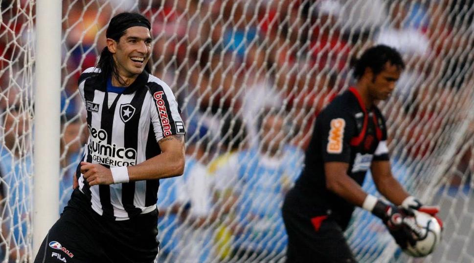Loco Abreu relembra ‘cavadinha’ contra Fla e fala: “Botafogo jogava feio pra caralho’