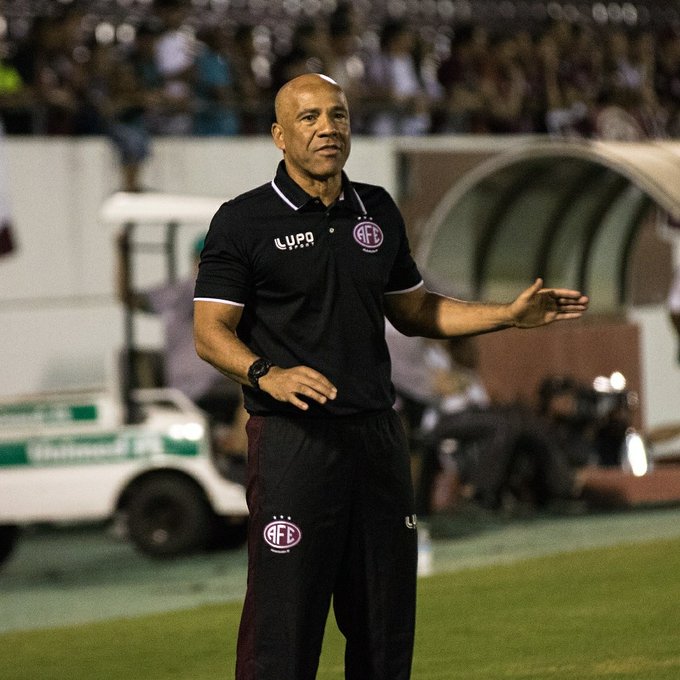 Ferroviária anuncia desligamento do técnico Sérgio Soares