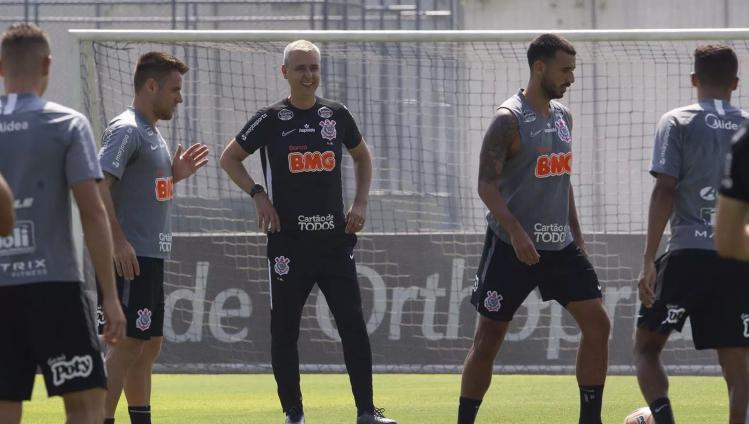 Tiago Nunes explica como pretende criar “linha de sucessão” na base no Corinthians