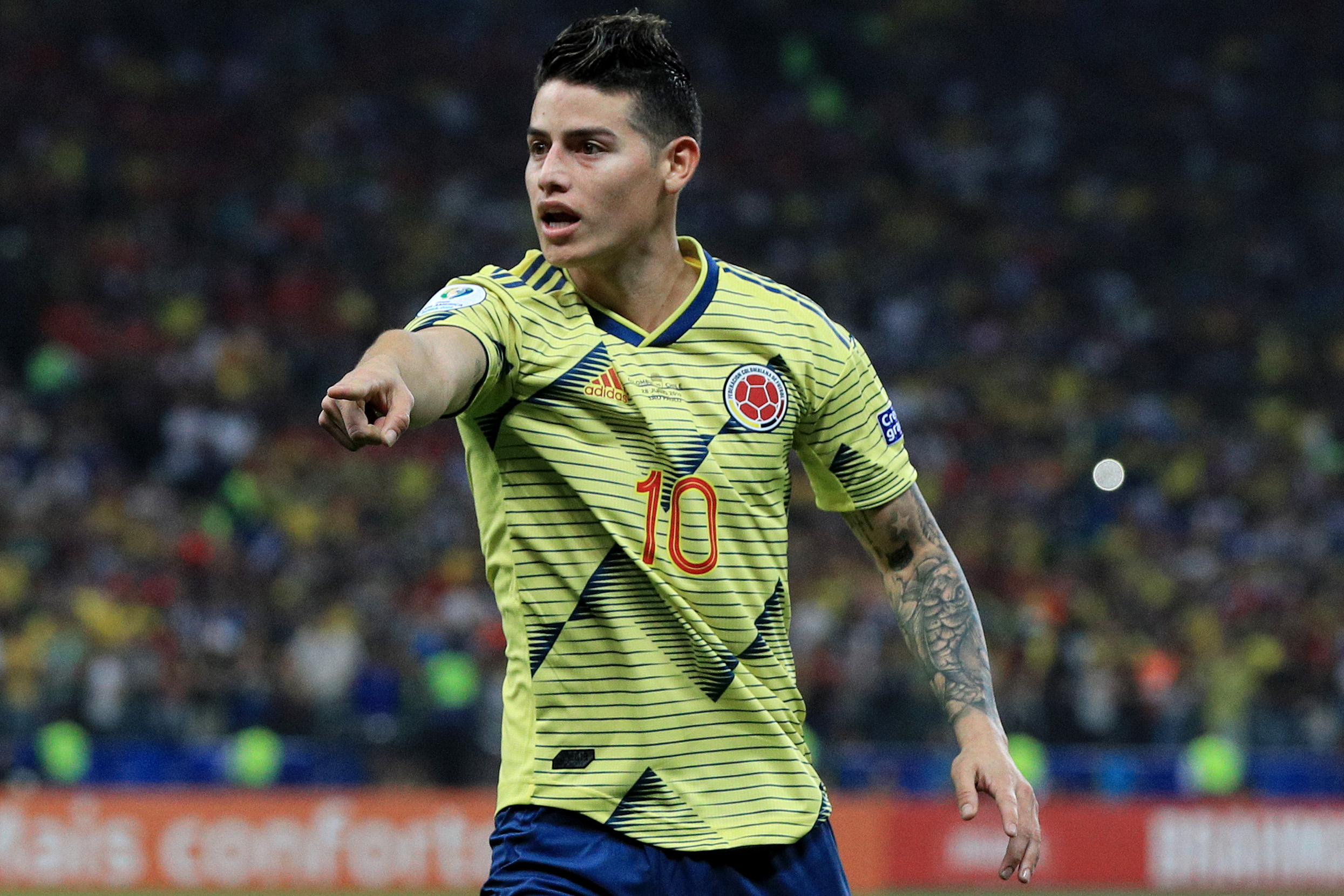Na Colômbia, fundação de James Rodríguez doa alimentos e materiais para hospitais