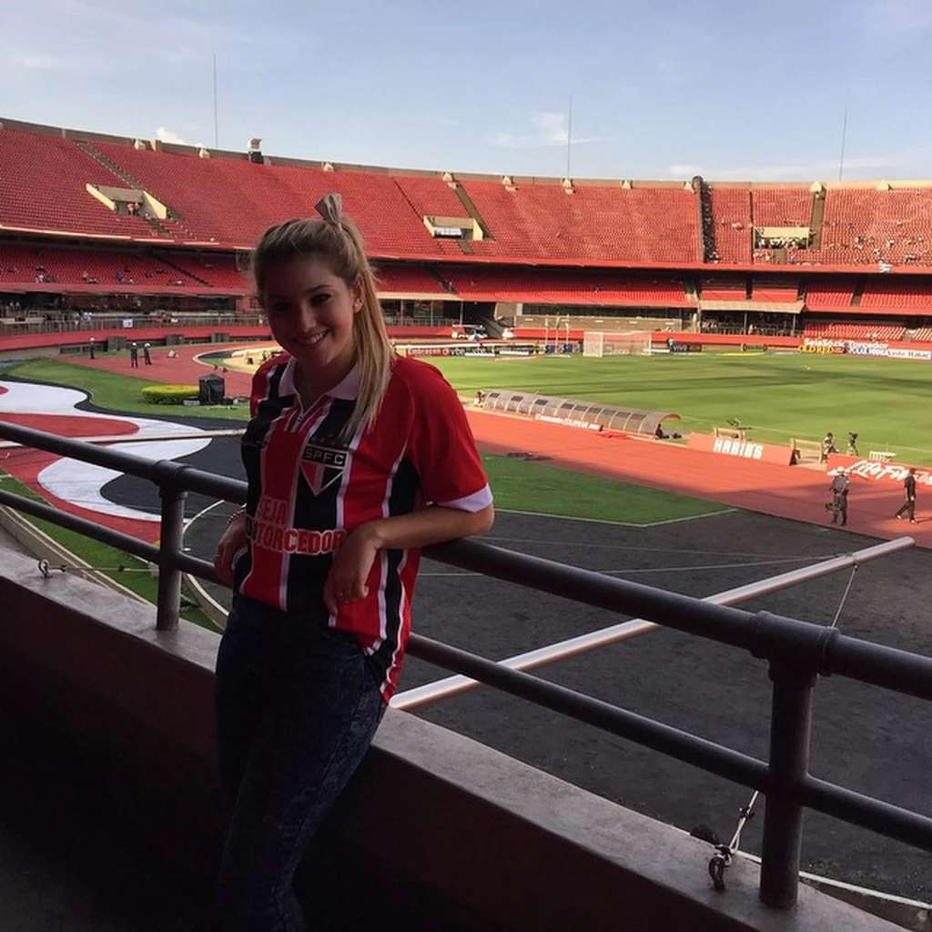 Melody com a camisa do São Paulo no Morumbi (Foto: Divulgação)