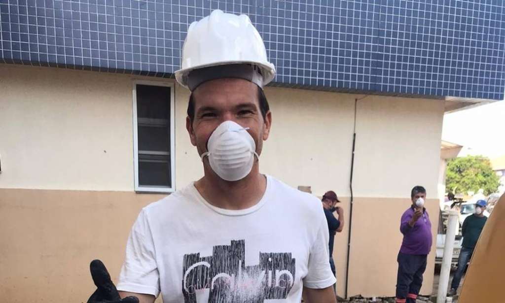 Jonatas ajuda em obra de hospital (Foto: Divulgação)