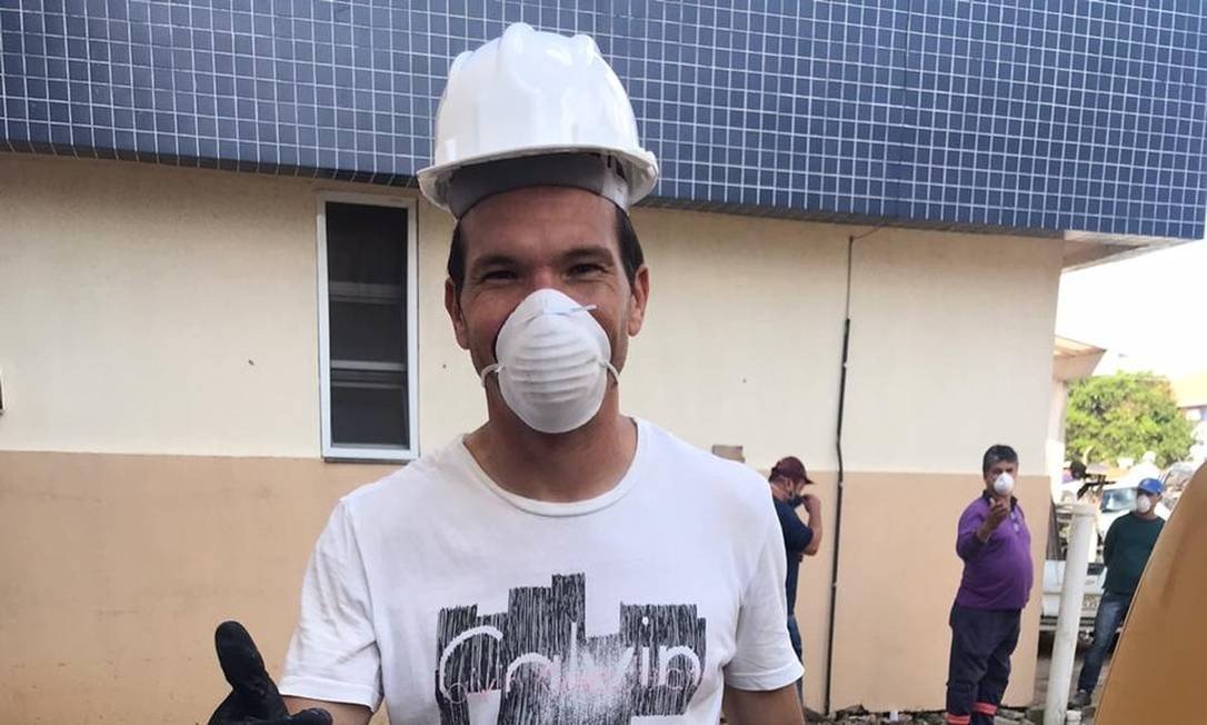 Goleiro de time gaúcho trabalha em obra de hospital para vítimas da pandemia