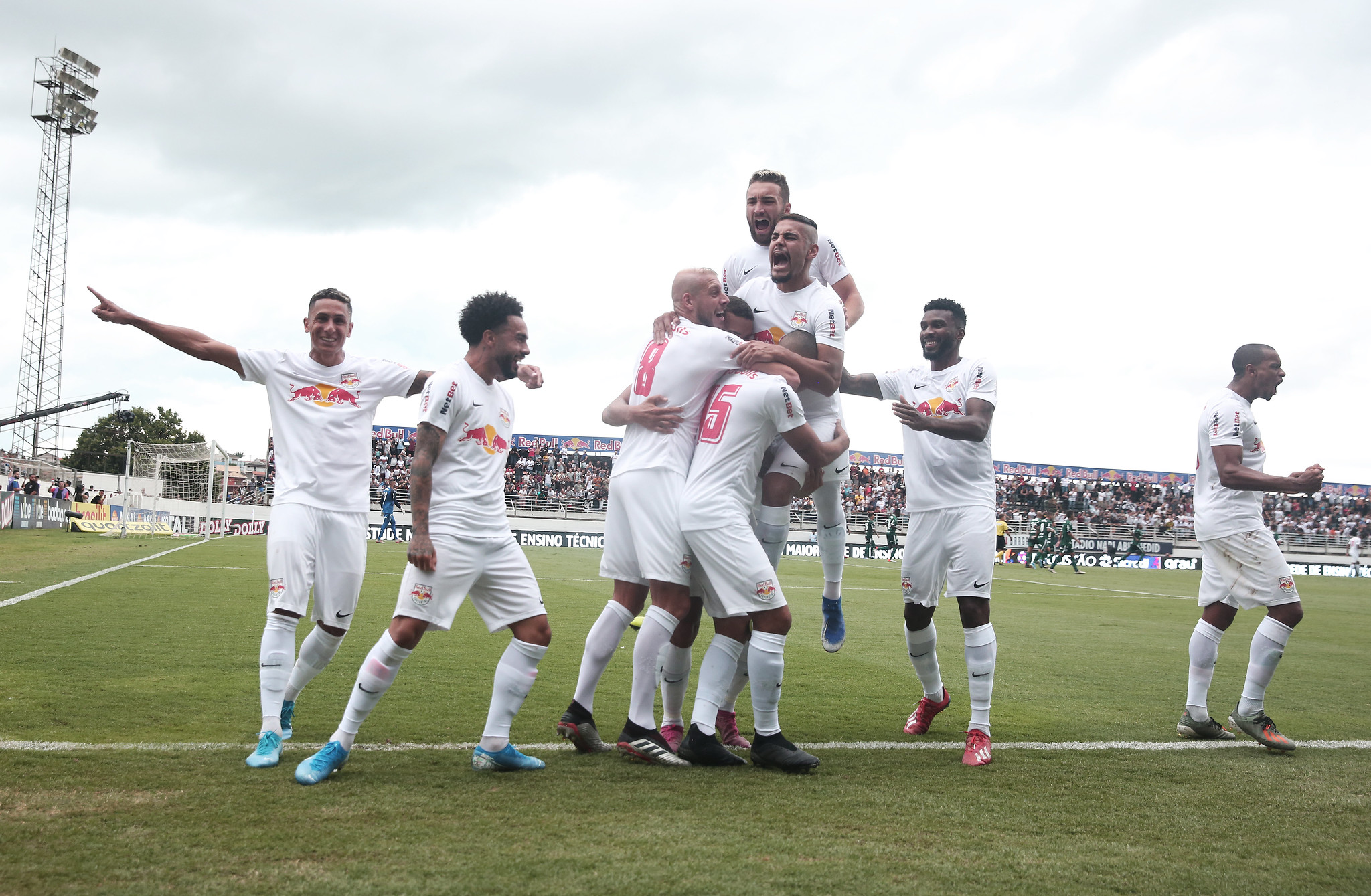 Jogadores de time do Brasileirão se juntam e vão doar respiradores para hospitais
