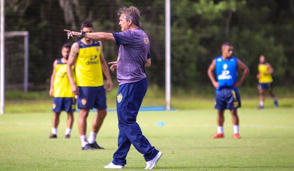 Com futebol suspenso, time gaúcho demite técnico e dispensa quase todo o elenco