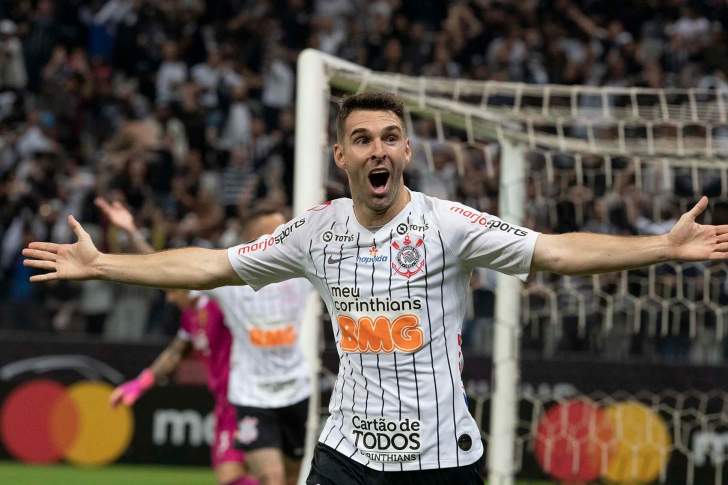 Mesmo sem ser titular absoluto, Corinthians tenta renovar contrato de atacante