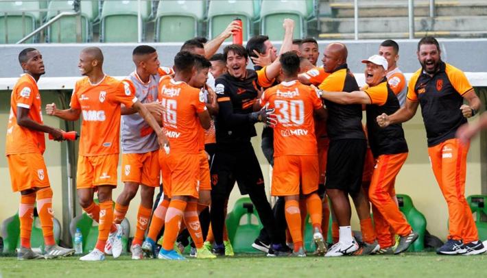 Mineiro: Jogadores do Coimbra ligam para torcedores do grupo de risco da covid-19