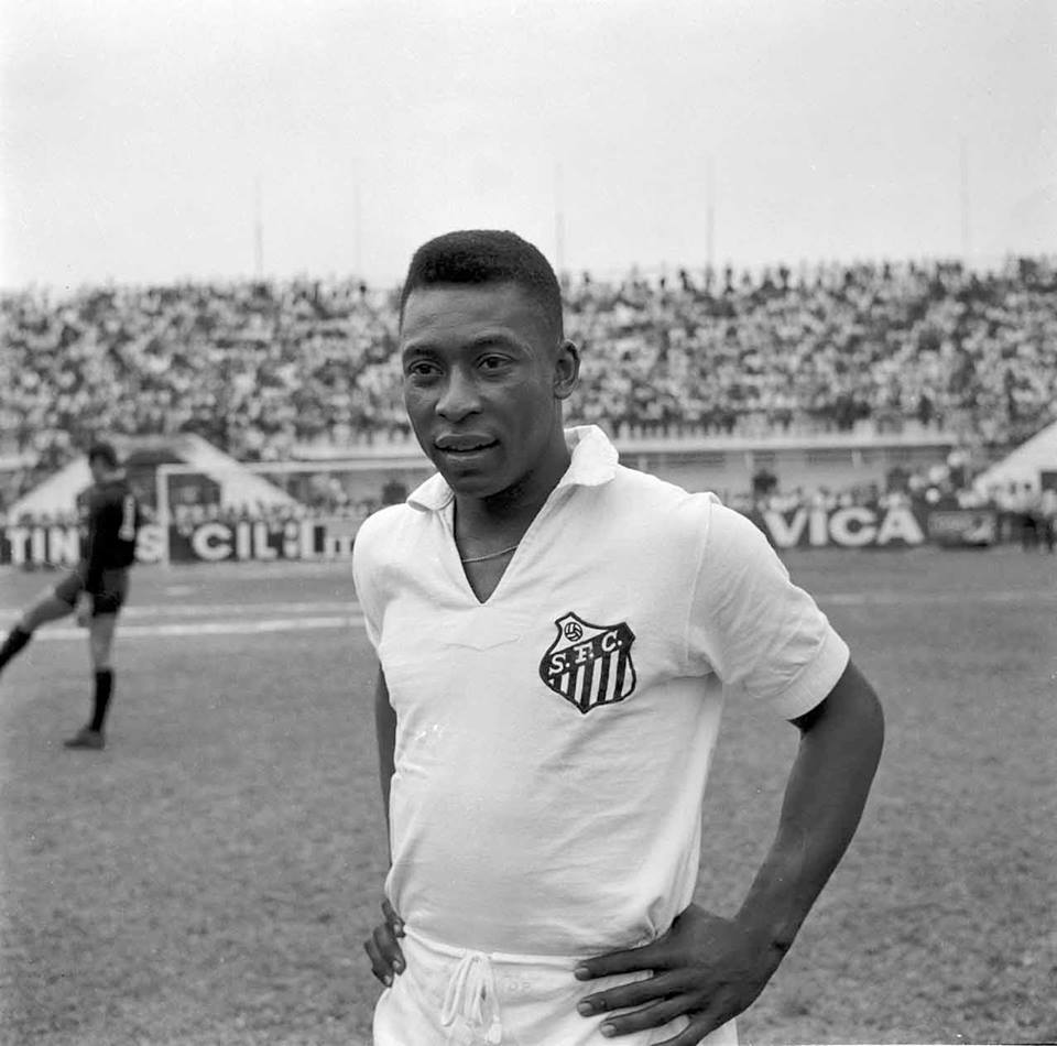  Babá abriu o placar para o São Paulo e Pelé, que ainda desperdiçou um pênalti, deixou tudo igual na segunda etapa