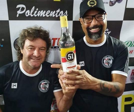 Ao lado do Talismã e com pinga na mão, Dinei provoca Palmeiras no 1º de abril