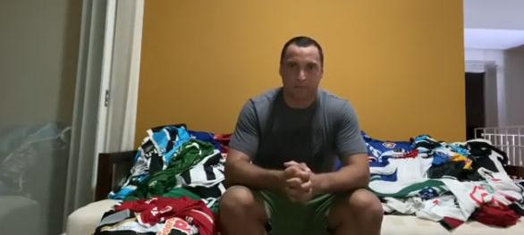 Ex-meia da Seleção vende camisas de times para ajudar pessoas prejudicadas pelo COVID-19