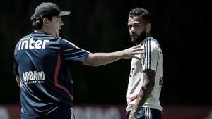 Diniz exalta estilo participativo e vê Daniel Alves como melhor lateral do mundo