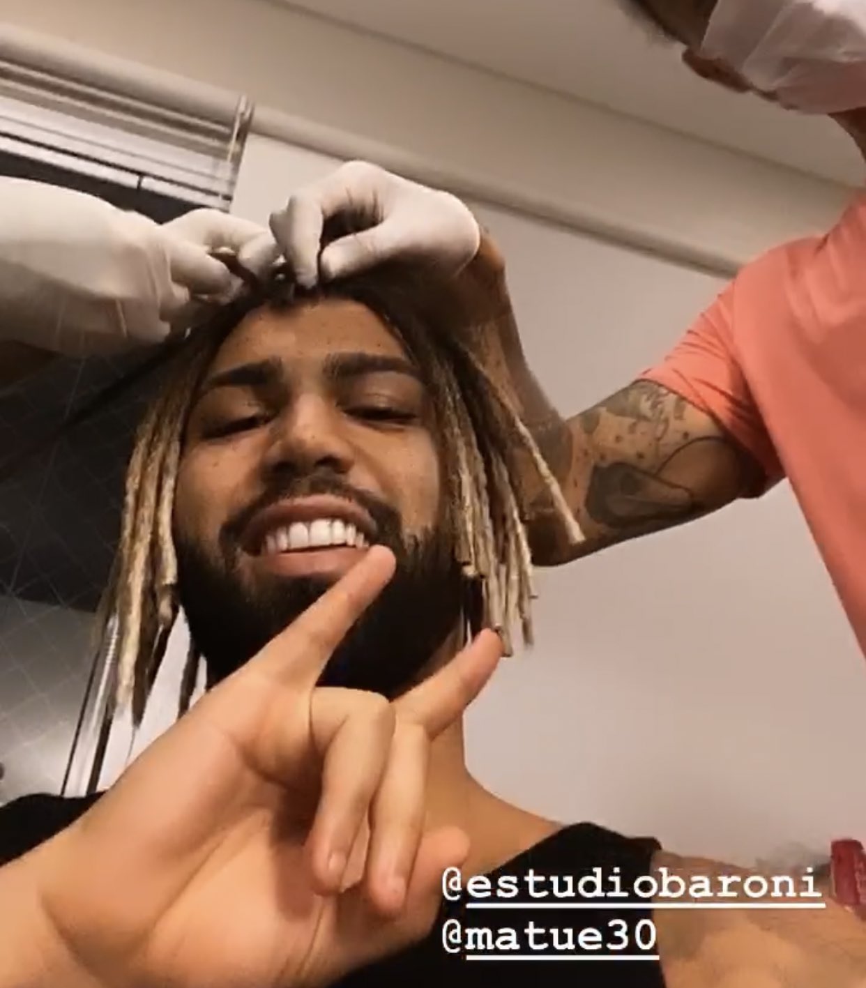 Em casa, Gabigol readota dreadlock que virou moda após o título da Libertadores