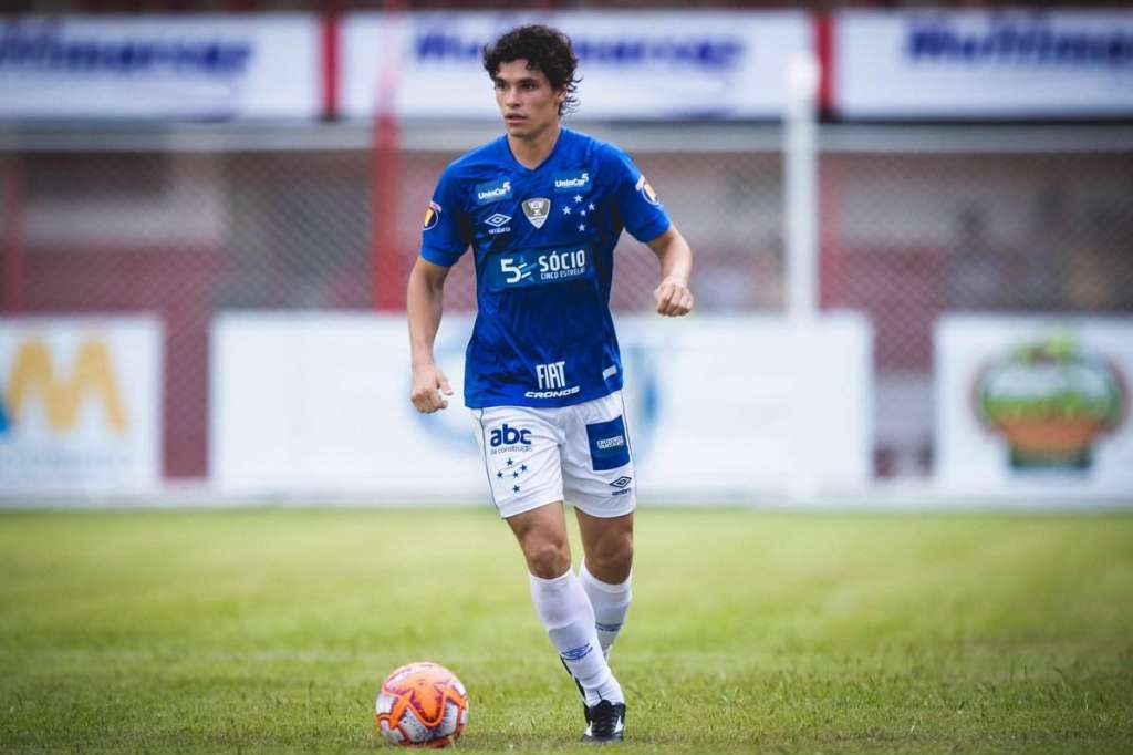 Cruzeiro avança na negociação para repatriar lateral Dodô