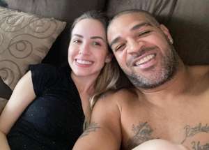 Ao lado de namorada, Adriano Imperador pede: 