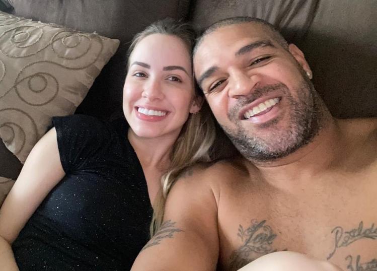 Ao lado de namorada, Adriano Imperador pede: “Fiquem em casa”