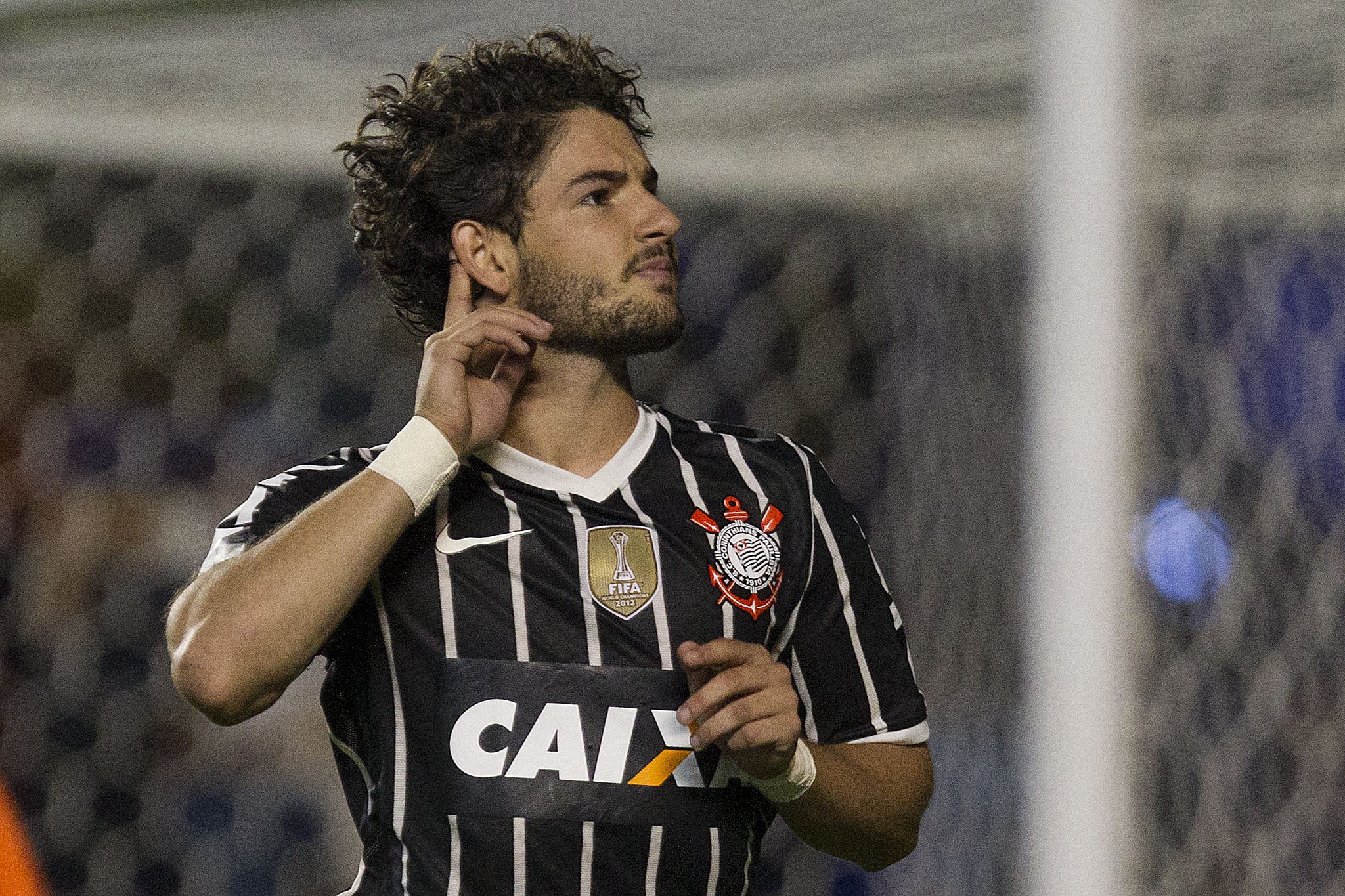 Pato sugere ter sido alvo de boicote de alguns jogadores no Corinthians