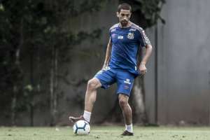 Cruzeiro e Athletico-PR surgem como possíveis destinos de meia do Santos