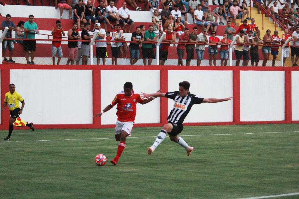 Lateral do Tombense fala sobre exercícios em casa e pausa: ‘Necessária’