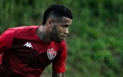 Lateral destaca evolução no Vitória e espera Leão com ritmo intenso após retorno