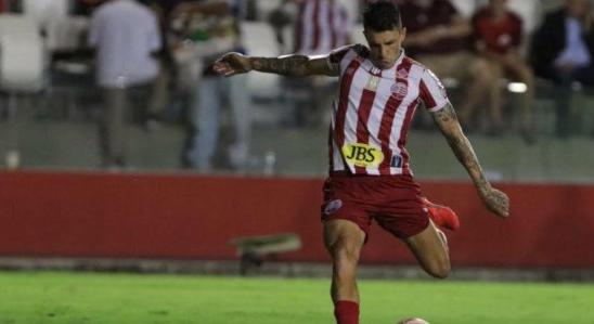 Náutico acerta renovação com meia que fez seis gols em 13 jogos nesta temporada