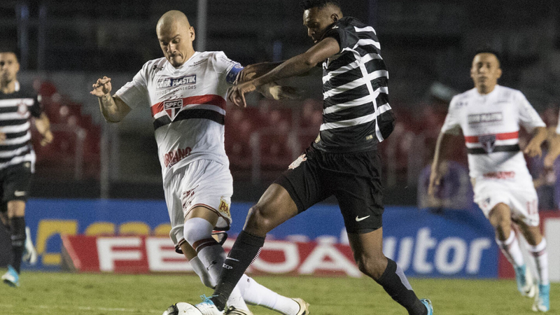 Ex-zagueiro do São Paulo revela ameaças por ter provocado Corinthians com galinha