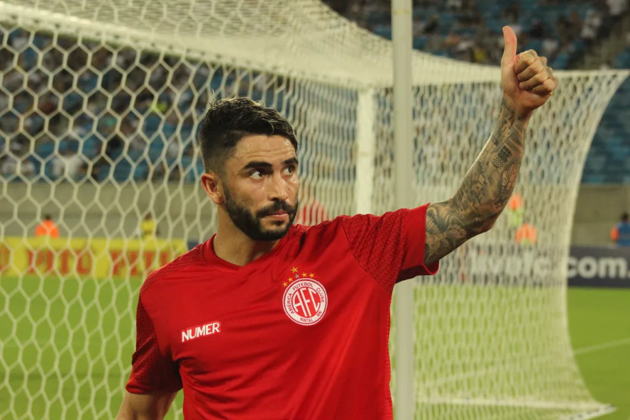 Potiguar: Mesmo em quarentena, América-RN renova com meia titular para Série D