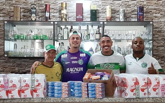 Goleiro do Guarani adere à campanha solidária da torcida e faz doação
