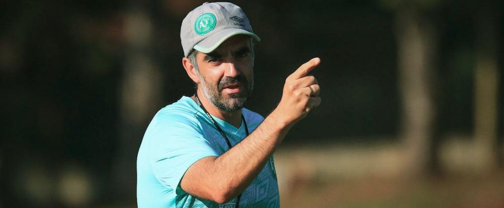 Auxiliar técnico da Chapecoense mantém ritmo de trabalho, mas mostra preocupação