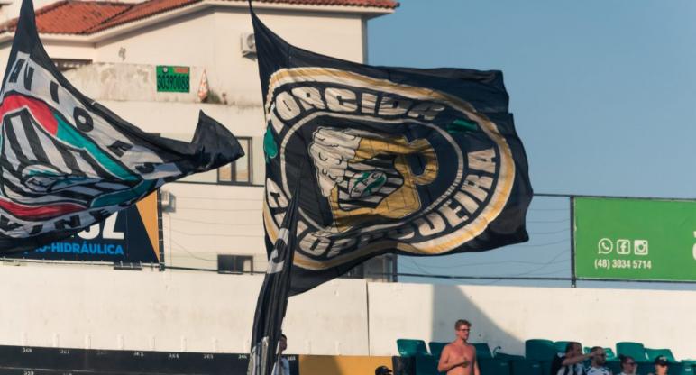 Torcidas organizadas do Figueirense arrecadam alimentos para ajudar comunidades carentes