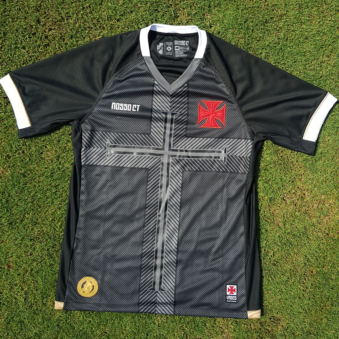 Vasco divulga nova camisa em referência ao CT em live com Castán e Talles Magno