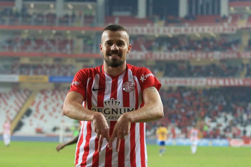 Na Turquia, Chico lança desafio para ajudar famílias na pandemia