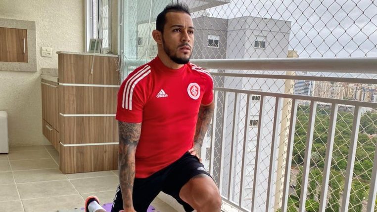 Por boa condição física, lateral do Inter mantém rotina de treinos em casa