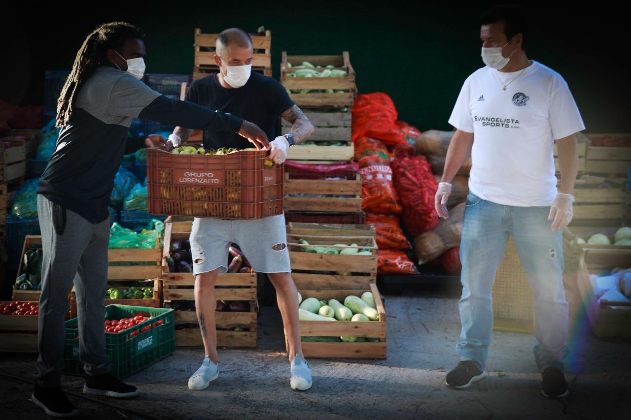 Dunga, D’Alessandro e Tinga arrecadam 10 toneladas de alimentos para doação