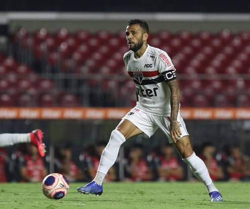 Camisa 10 do São Paulo, Daniel Alves solta a voz no Karaokê. Assista!