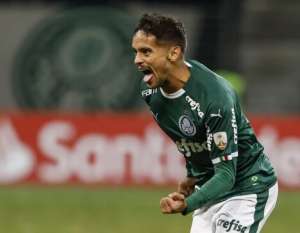 Meia do Palmeiras rouba a cena tocando Nirvana. Veja!