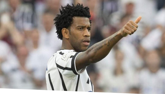 Em meio a cafezinho e malhação, zagueiro do Corinthians faz embaixadinhas