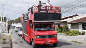 Com direito a trio elétrico, clube da Série D arrecada meia tonelada de alimentos