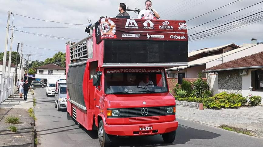 Com direito a trio elétrico, clube da Série D arrecada meia tonelada de alimentos