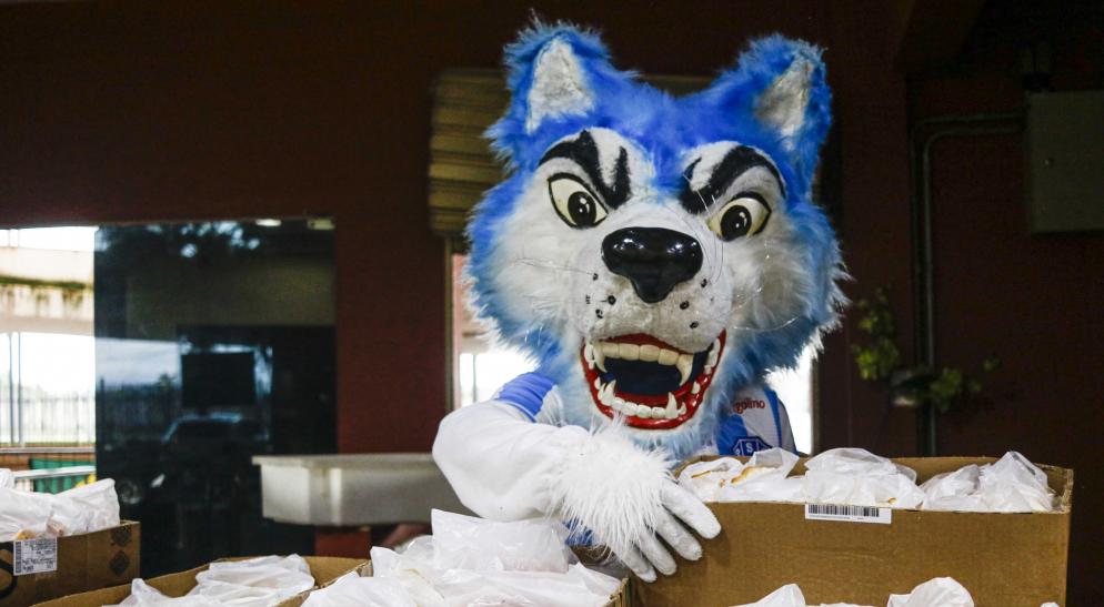 Clube da Série C distribui lanches para moradores de rua abrigados em estádio