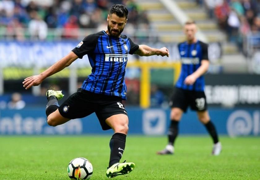 Meia da Inter de Milão transforma casa em pista de boliche e brinca com esposa