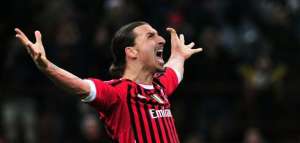 Ibrahimovic treina em clube que é acionista e presidente sonha com o craque