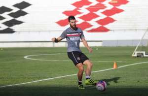 Zagueiro do Santa Cruz pede apoio para captação de recursos aos profissionais de saúde