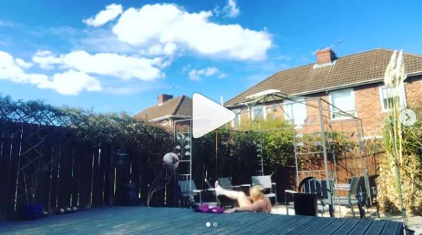 Jogadora do Sunderland leva tombaço ao fazer embaixadinha; veja o vídeo!