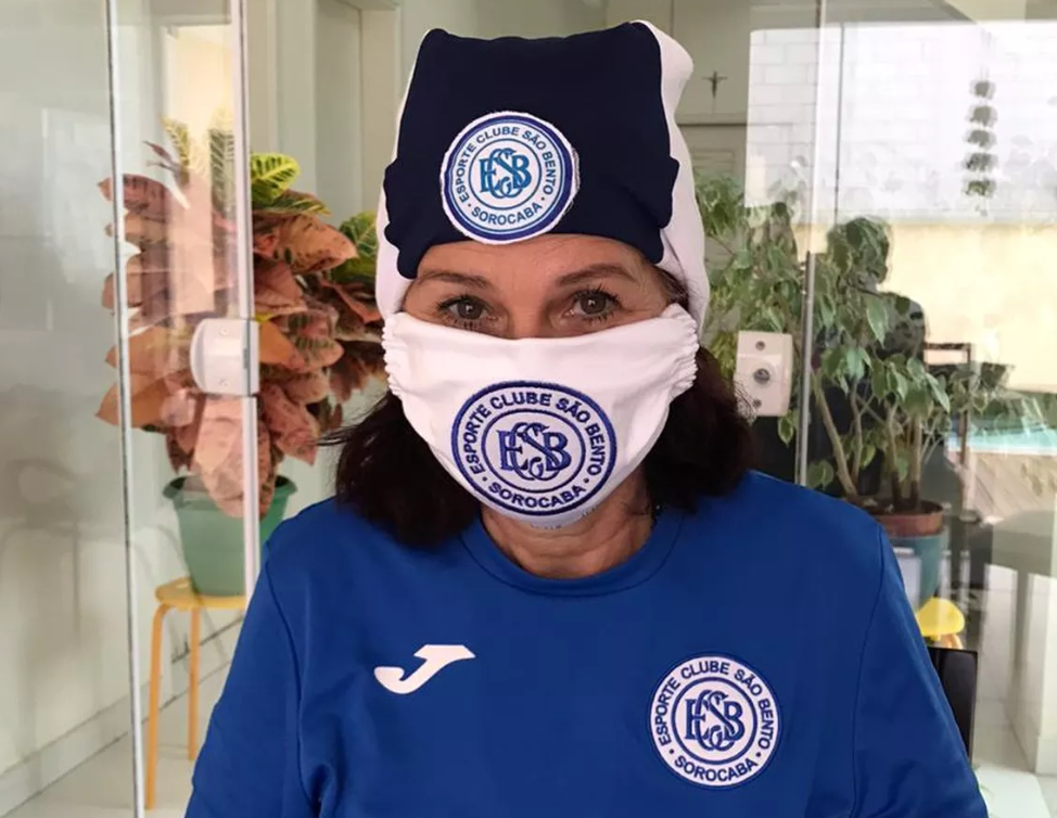 Torcedora segue ideia de times potiguares e faz máscara do São Bento contra COVID-19